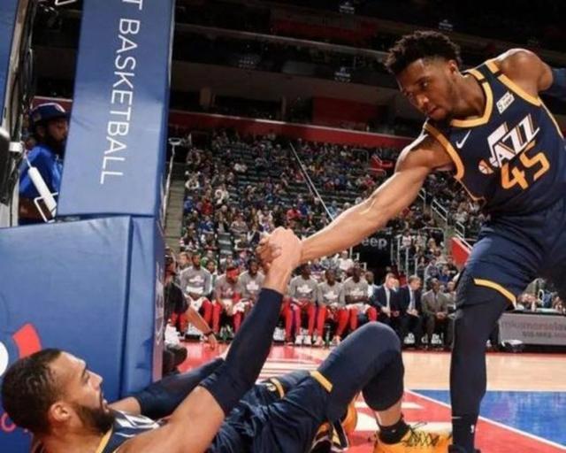 四川队轻取湖人,戈贝尔刷新纪录 四川队轻取湖人,戈贝尔刷新纪录