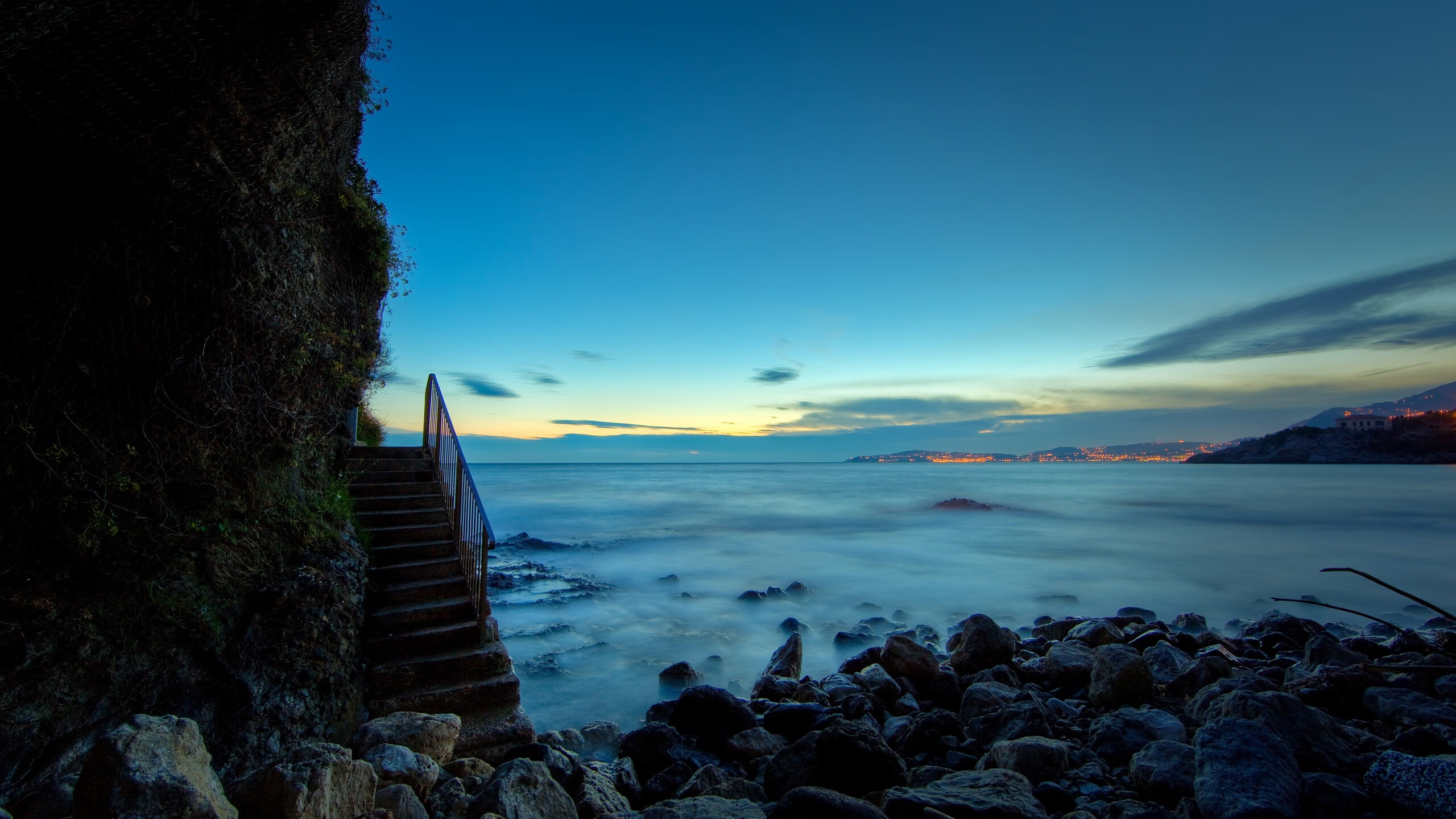 慈善赛巅峰对决，乌拉圭国家队迎战马德里竞技，莱万多夫斯基扛起全队演绎传奇